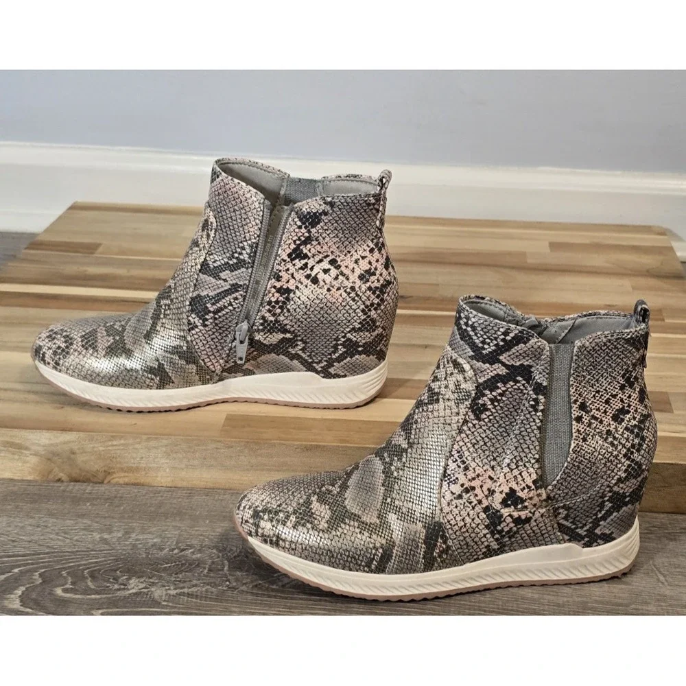 Baretraps Jaci Women's Snakeskin Print Hidden Wedge Side Zip‎ Sneakers Size 7.5M